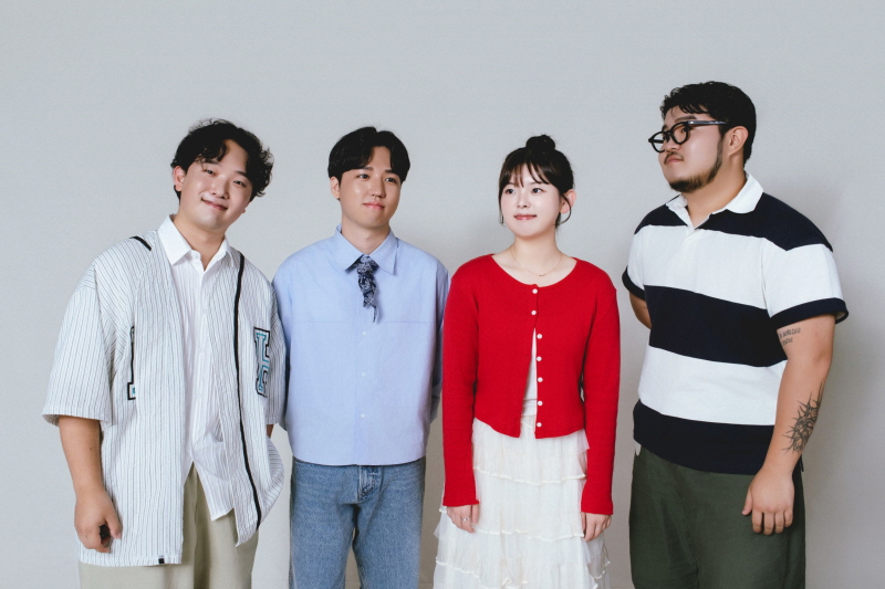 사진 4. 콘진원은 오는 11월 14일부터 15일까지 서울 마포구 무신사 개러지에서 지역 기반 음악인의 교류와 창작활동을 지원하기 위한 ‘2025 우리 음악인 축제 로컬 레이블 콘서트(Local Label Concert)’를 개최한다. (경북음악창작소 밴드 그린(GR2N!), 왼쪽부터 여명진, 도현서, 여명진, 김지호)