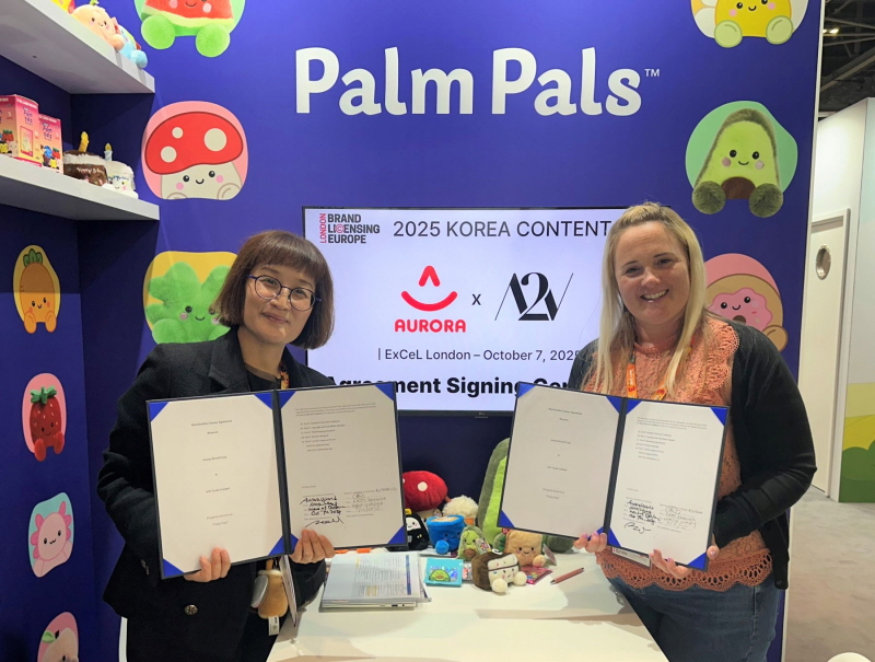 사진 3. BLE 2025 한국공동관에서 ‘오로라월드’와 영국 현지 라이선시 ‘A2V Ltd.’가 MOU를 체결했다.(왼쪽부터 오로라월드 정미라 사업팀장, ‘A2V Ltd.’ Kirsty Greeting 영업 총괄)