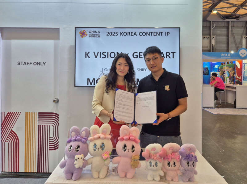 사진 5. CLE 2025 한국공동관에서 ‘케이비전’과 중국 현지 기업 ‘GENIO ART’가 MOU를 체결했다.(왼쪽부터 케이비전 이송미 차장, ‘GENIO ART’ 상해지사 Cui He 라이선싱팀장)
