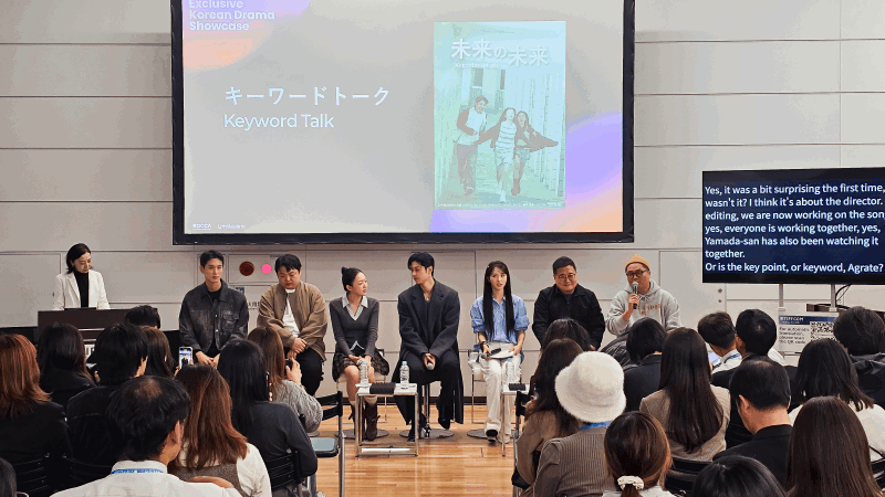 사진 5. 10.30(목) 일본 도쿄에서 열린 티프컴 연계 유플러스모바일티비 오리지널 콘텐츠 쇼케이스 현장 (2025년 OTT특화 콘텐츠 제작지원작 <미래의미래>, 왼쪽부터 사회자 히라카와 케이, 배우 조이건, 배우 고규필, 배우 차경은, 배우 김동현, 배우 권나연, 프로듀서 김성년, 감독 임공삼)