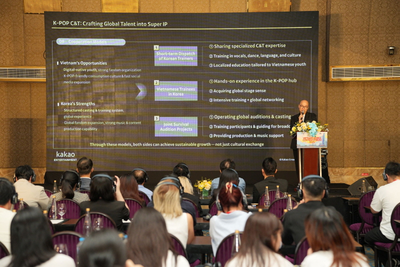 사진 6. 콘진원은 10월 30일부터 31일까지 베트남 호찌민시에서 ‘코리아 스포트라이트 @베트남’을 성공리에 개최했다.(‘2025 한-베 콘텐츠 포럼’ 카카오 엔터테인먼트 정재민 팀장 발표 현장 사진)