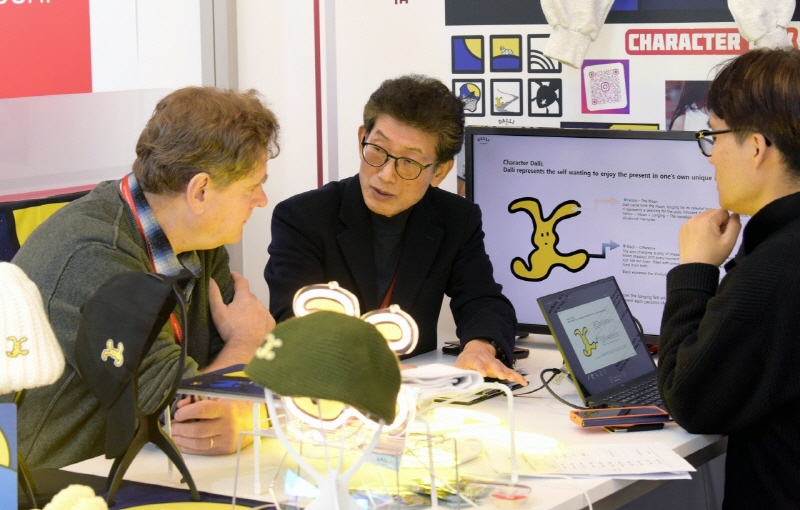 사진2. 콘진원은 11월 5일부터 7일까지 사흘간 폴란드 바르샤바의 문화과학궁전에서 열린 ‘2025 K-콘텐츠 엑스포 in 폴란드’를 성공리에 마쳤다. (수출상담회 현장 사진)