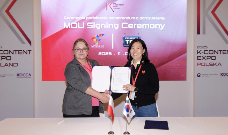 사진3. 콘진원은 11월 5일부터 7일까지 사흘간 폴란드 바르샤바의 문화과학궁전에서 열린 ‘2025 K-콘텐츠 엑스포 in 폴란드’를 성공리에 마쳤다. (업무협약 현장 사진, 왼쪽부터 폴란드 미디어포펀(Media 4 Fun) 유스티나 트로슈친스카(Justyna Troszczynska) 대표 아이폼 강연구 실장)