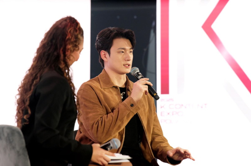 사진6. 콘진원은 11월 5일부터 7일까지 사흘간 폴란드 바르샤바의 문화과학궁전에서 열린 ‘2025 K-콘텐츠 엑스포 in 폴란드’를 성공리에 마쳤다. (K-드라마 OST 공연_배우 신승호)