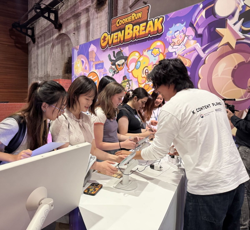 사진 1. 콘진원은 11월 2일부터 8일까지 호주 시드니의 대표 복합문화공간 캐리지웍스에서 ‘2025 K-콘텐츠 플래닛 in 호주’을 개최했다. (‘쿠키런:오븐브레이크’를 체험하는 관람객)