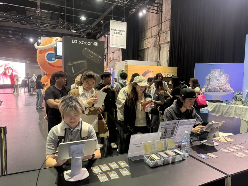 사진 3. 콘진원은 11월 2일부터 8일까지 호주 시드니의 대표 복합문화공간 캐리지웍스에서 ‘2025 K-콘텐츠 플래닛 in 호주’을 개최했다.(K-팝 리듬게임 ‘슈퍼스타’를 체험하는 관람객)