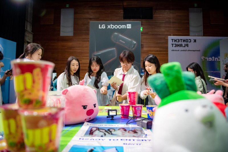 사진 4. 콘진원은 11월 2일부터 8일까지 호주 시드니의 대표 복합문화공간 캐리지웍스에서 ‘2025 K-콘텐츠 플래닛 in 호주’을 개최했다. (K-콘텐츠 지식재산(IP) 상품들을 살펴보고 있는 관람객)