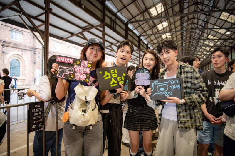 사진 5. 콘진원은 11월 2일부터 8일까지 호주 시드니의 대표 복합문화공간 캐리지웍스에서 ‘2025 K-콘텐츠 플래닛 in 호주’을 개최했다. (K-팝 콘서트 입장을 대기하고 있는 현지 팬들)