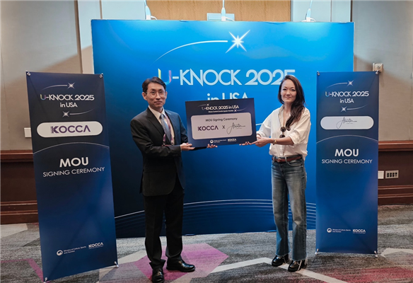 사진 5. 6일 로우스 할리우드 호텔에서 콘진원과 앳워터 캐피털이 업무협약을 연장 체결했다.(왼쪽부터 콘진원 콘텐츠금융지원팀 우성배 팀장, 앳워터 캐피털 바니아 슐로겔 대표)