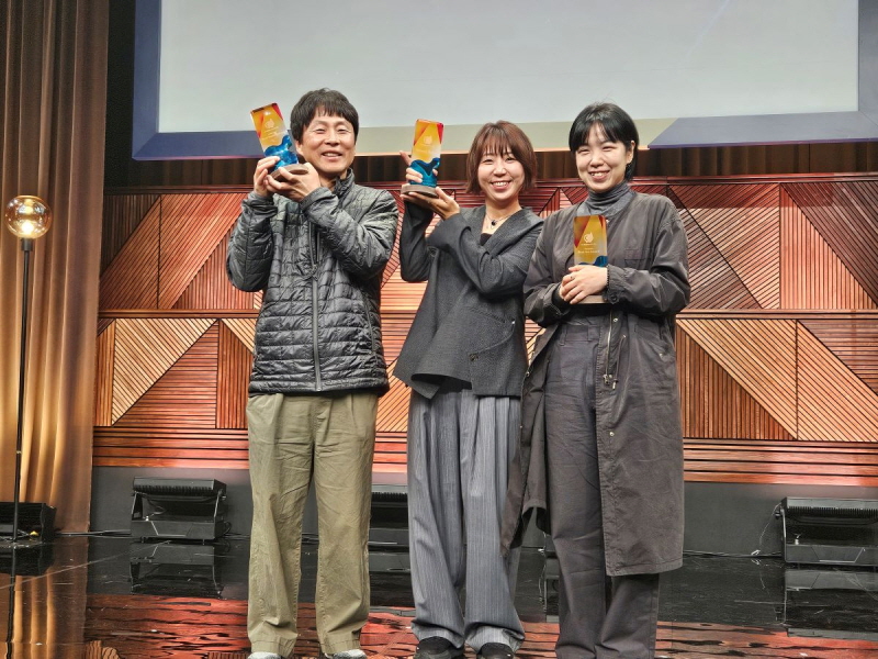 사진 1. 콘진원은 11월 8일 ‘제27회 디지콘6 아시아 본선 어워드(DigiCon6 Asia Awards)’에서 ▲정다희 감독 <옷장 속 사람들> 그랑프리 ▲정유미 감독 <안경> 은상(베스트 아트) ▲전영찬 감독 <동상> 은상(베스트 스토리)을 각각 수상했다. (왼쪽부터 전영찬 감독, 정다희 감독, 정유미 감독)