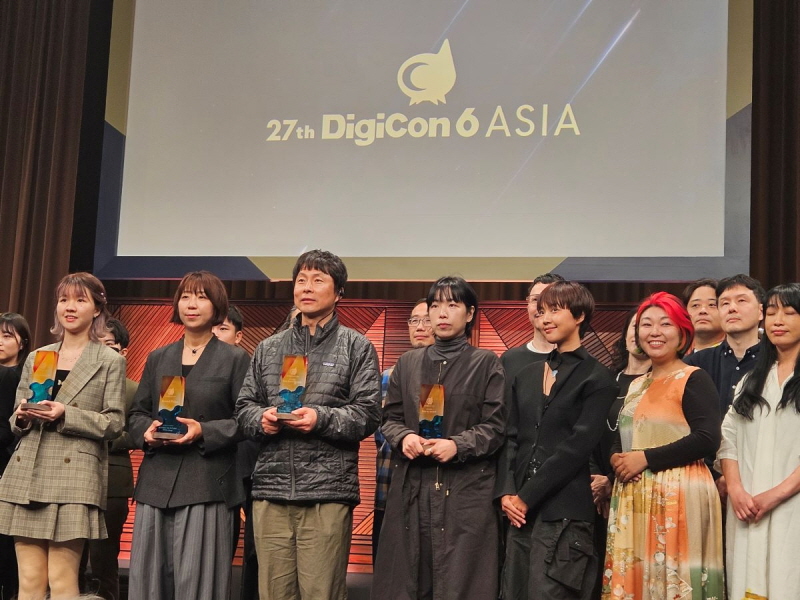 사진 2. 콘진원은 11월 8일 ‘제27회 디지콘6 아시아 본선 어워드(DigiCon6 Asia Awards)’에서 ▲정다희 감독 <옷장 속 사람들> 그랑프리 ▲정유미 감독 <안경> 은상(베스트 아트) ▲전영찬 감독 <동상> 은상(베스트 스토리)을 각각 수상했다. (왼쪽에서 두 번째부터 정다희 감독, 전영찬 감독, 정유미 감독)