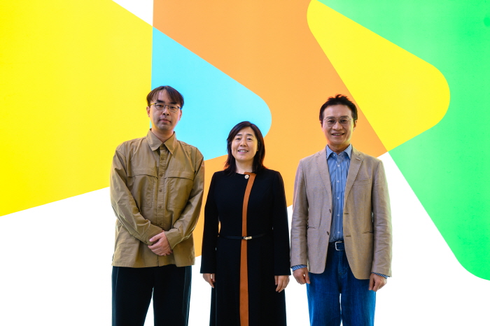 사진 1. 콘진원은 11월 14일, 부산 벡스코에서 열린 ‘지스타(G-STAR) 2025’에서 구글플레이·네이버웹툰과 함께 K-웹툰 지식재산(IP)을 기반으로 한 ‘글로벌 웹툰 게임스’ 2기 성과를 공유하고, 중소 게임사의 해외 시장 진출 확대를 위한 3기 사업 추진 방안을 논의했다. (왼쪽부터 남경보 네이버웹툰 지식재산(IP) 비즈니스 총괄 리더, 폴라 왕(Paula Wang) 구글플레이 아시아퍼시픽 파트너십 매니징 디렉터, 유현석 콘진원 원장직무대행)