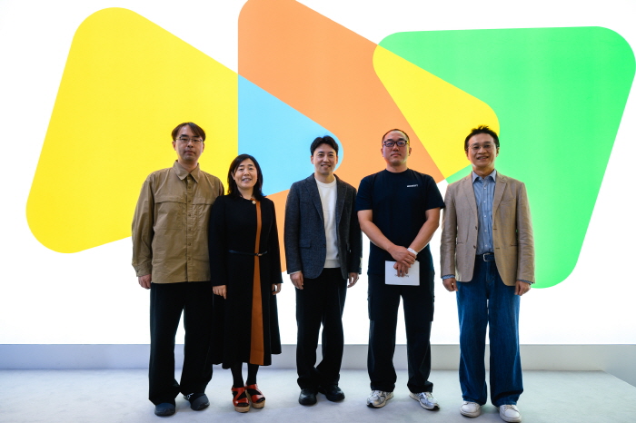 사진 1. 콘진원은 11월 14일, 부산 벡스코에서 열린 ‘지스타(G-STAR) 2025’에서 구글플레이·네이버웹툰과 함께 K-웹툰 지식재산(IP)을 기반으로 한 ‘글로벌 웹툰 게임스’ 2기 성과를 공유하고, 중소 게임사의 해외 시장 진출 확대를 위한 3기 사업 추진 방안을 논의했다. (왼쪽부터 남경보 네이버웹툰 지식재산(IP) 비즈니스 총괄 리더, 폴라 왕(Paula Wang) 구글플레이 아시아퍼시픽 파트너십 매니징 디렉터, 김영호 퍼니팩 대표, 김민수 모비소프트 기획팀장, 유현석 콘진원 원장직무대행)