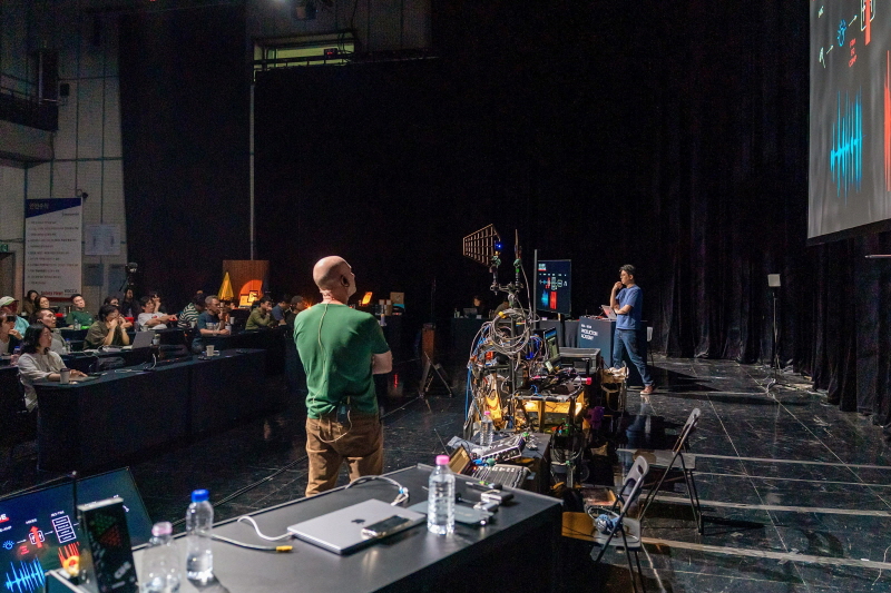 사진 6. 콘진원은 넷플릭스(Netflix)와 함께 6월부터 11월까지 콘텐츠인재캠퍼스와 CKL기업지원센터 등에서 글로벌 온라인 영상 서비스 제작 역량 강화를 위한 ‘2025 KOCCA x NETFLIX Production Academy’ 교육 과정을 성공적으로 마무리했다. (프로덕션 사운드 워크숍)