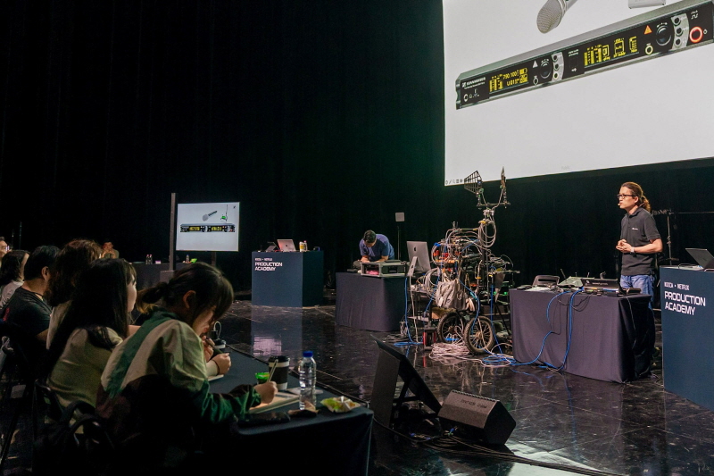 사진 7. 콘진원은 넷플릭스(Netflix)와 함께 6월부터 11월까지 콘텐츠인재캠퍼스와 CKL기업지원센터 등에서 글로벌 온라인 영상 서비스 제작 역량 강화를 위한 ‘2025 KOCCA x NETFLIX Production Academy’ 교육 과정을 성공적으로 마무리했다. (프로덕션 사운드 워크숍)