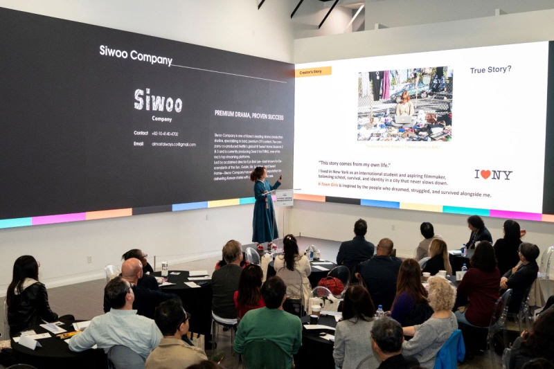 사진 2. 콘진원은 11월 12일부터 14일까지, 미국 로스앤젤레스 코리아센터에서 ‘2025 K-콘텐츠 원작 미국 진출 쇼케이스‘를 열고, 오리지널 K-콘텐츠의 글로벌 확장 가능성을 확인했다.(2025 K-콘텐츠 쇼케이스 참가사 발표(피칭) 현장 사진, 주식회사 시우컴퍼니 송지연)