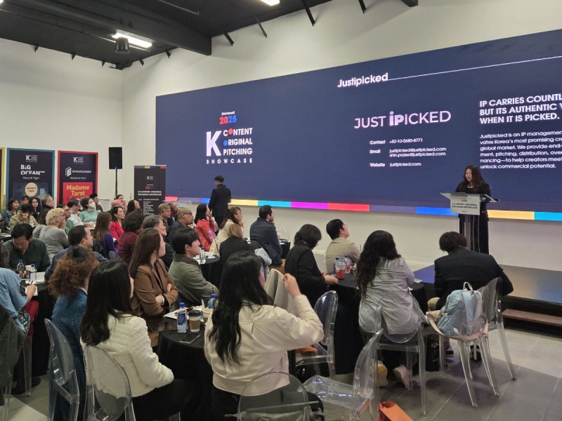 사진 3. 콘진원은 11월 12일부터 14일까지, 미국 로스앤젤레스 코리아센터에서 ‘2025 K-콘텐츠 원작 미국 진출 쇼케이스‘를 열고, 오리지널 K-콘텐츠의 글로벌 확장 가능성을 확인했다.(2025 K-콘텐츠 쇼케이스 참가사 발표(피칭) 현장 사진, 저스트아이피 신찬미 대표)