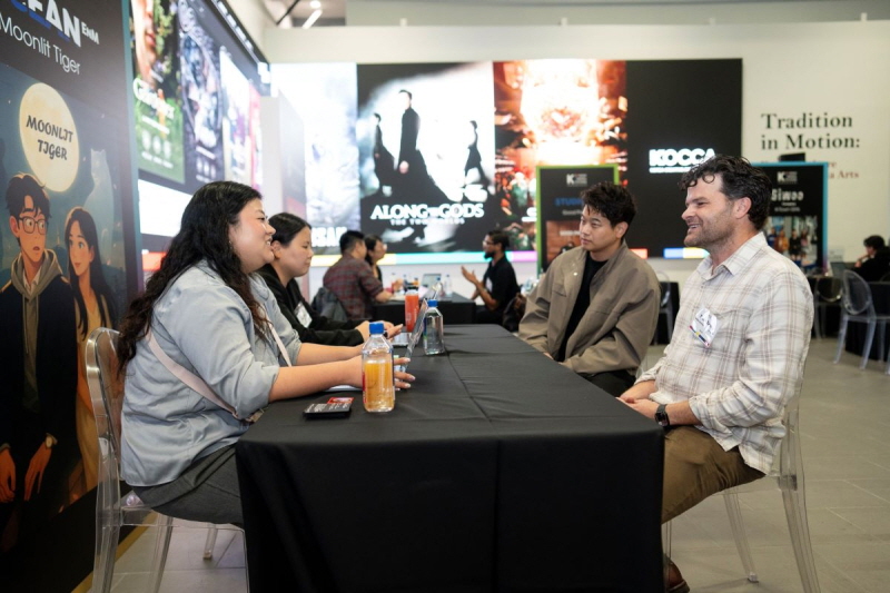 사진 5. 콘진원은 11월 12일부터 14일까지, 미국 로스앤젤레스 코리아센터에서 ‘2025 K-콘텐츠 원작 미국 진출 쇼케이스‘를 열고, 오리지널 K-콘텐츠의 글로벌 확장 가능성을 확인했다.(2025 K-콘텐츠 쇼케이스 비즈니스 상담 현장 사진, 오른쪽에서 두 번째 배우 이기홍)