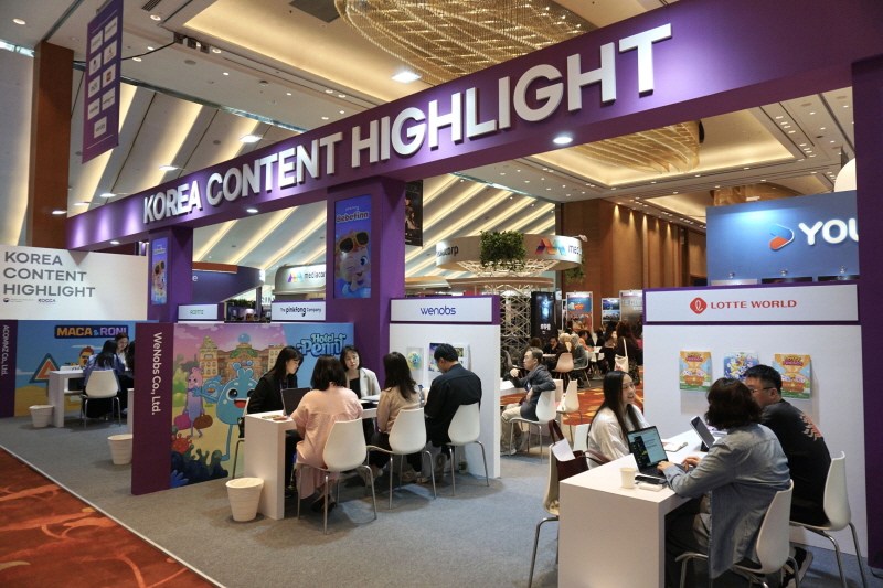 사진 1. 콘진원은 지난 12월 3일부터 5일까지 싱가포르에서 개최된 ‘ATF(아시아 티비 포럼 앤드 마켓) 2025’에서 한국공동관을 운영하며 국내 콘텐츠 기업들의 해외 진출을 지원했다. (한국공동관 현장사진)