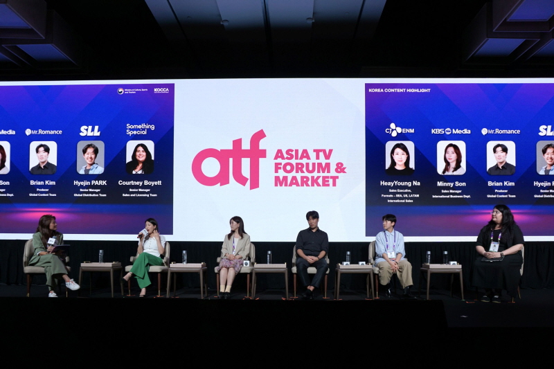 사진 3. 콘진원은 지난 12월 3일부터 5일까지 싱가포르에서 개최된 ‘ATF(아시아 티비 포럼 앤드 마켓) 2025’에서 ‘K-콘텐츠&포맷 쇼케이스’를 선보였다.(왼쪽부터 모더레이터 준 여, 씨제이이엔엠 나혜영(Sales Executive), 케이비에스미디어 손채민(Sales Manager), 미스터로맨스 김태완(PD), 에스엘엘중앙 박혜진(Senior Manager), 썸씽스페셜 코트니 보야트(Senior Manager))