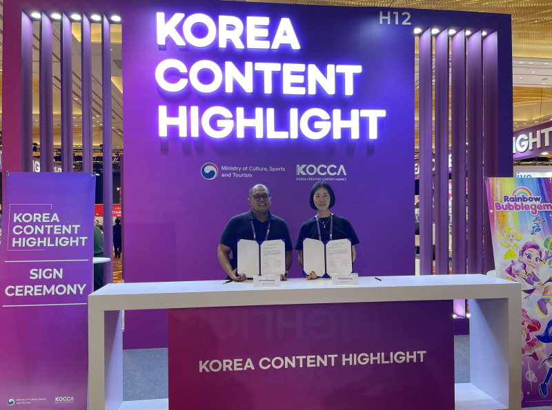 사진 6. 콘진원은 지난 12월 3일부터 5일까지 싱가포르에서 개최된 ‘ATF(아시아 티비 포럼 앤드 마켓) 2025’에서 한국공동관을 운영하며 국내 콘텐츠 기업들의 해외 진출을 지원했다.(참가기업 캠프파이어애니웍스와 PT Indosiar Visual Mandiri 작품 방영권 및 홍보 계약 MOU 현장 사진)