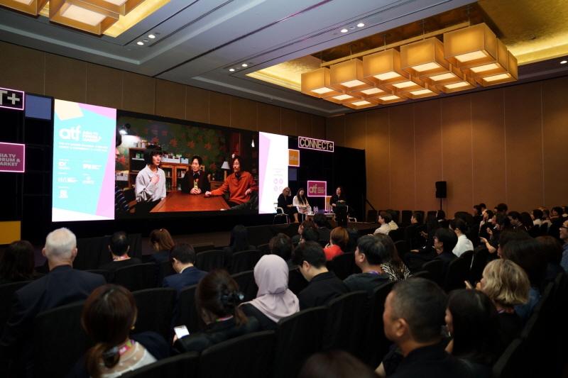 사진 7. 12.4(목) 싱가포르에서 열린 ATF 마켓 연계 쿠팡플레이 단독 쇼케이스 현장에서 오리지널 작품 <가족계획> 트레일러를 시청하고 있다.(왼쪽부터 모더레이터 Vasha Wallace(EVP Global Acquisitions & Development, Fremantle), 쿠팡플레이 안혜연 CP(Chief Producer), 저스트아이피 신찬미 대표)