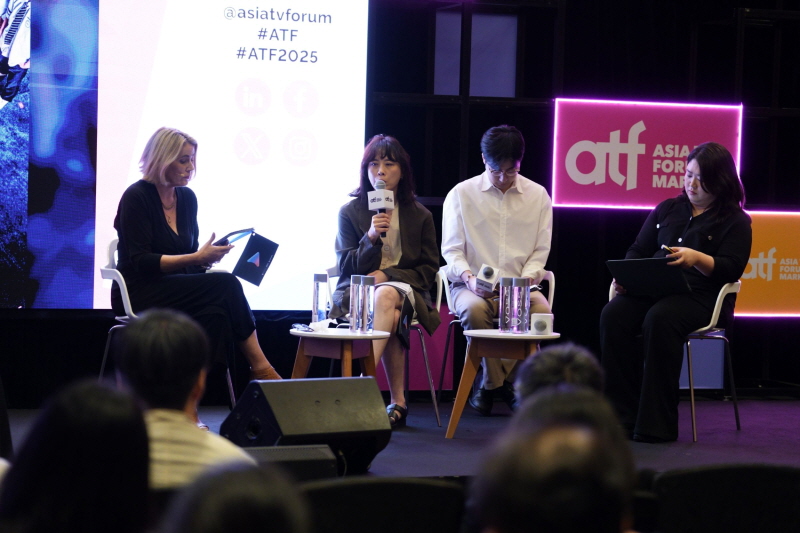 사진 8. 12.4(목) 싱가포르에서 열린 ATF 마켓 연계 쿠팡플레이 단독 쇼케이스 현장(오리지널 작품 <대학전쟁>)(왼쪽부터 모더레이터 Vasha Wallace(EVP Global Acquisitions & Development, Fremantle), 김정선 작가, 저스트아이피 신찬미 대표)