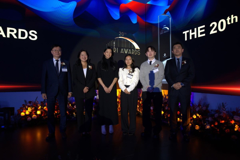 사진 １. 콘진원은 지난 12월 4일 미국 로스앤젤레스 코리아센터에서 ‘2025 다리 어워드 20주년 시상식’을 개최했다. (왼쪽부터 LA한국문화원 이해돈 원장, 랜딩인터네셔널 박사라 대표, 오른쪽부터 콘진원 LA 비즈니스센터 박병호 센터장, ‘더블랙레이블 USA’ CFO 최윤, 마케팅 디렉터 양샤나)