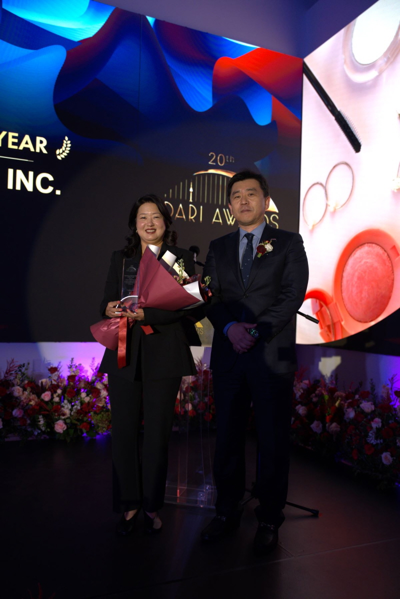 사진 ２. 콘진원은 지난 12월 4일 미국 로스앤젤레스 코리아센터에서 ‘2025 다리 어워드 20주년 시상식’을 개최했다. (왼쪽부터 올해의 비즈니스 파트너십 수상자 랜딩인터네셔널 박사라 대표, 콘진원 LA 비즈니스센터 박병호 센터장)