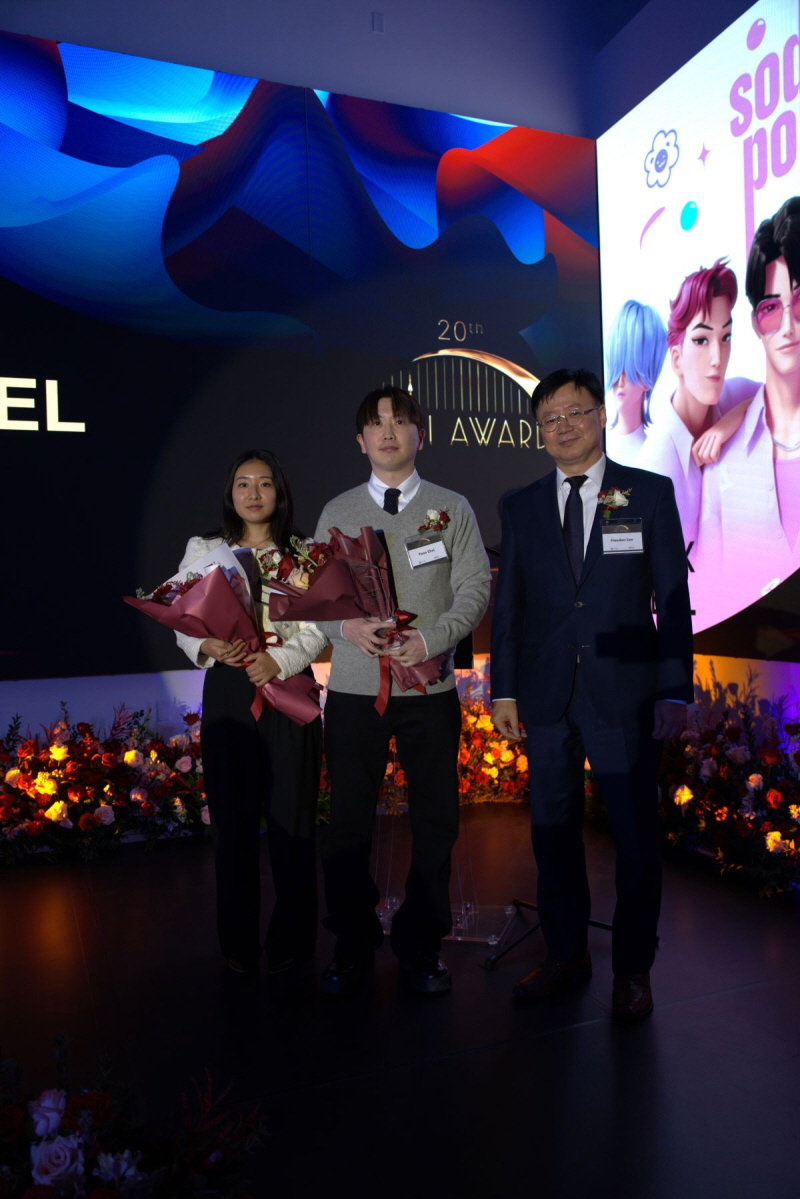 사진 ３. 콘진원)은 지난 12월 4일 미국 로스앤젤레스 코리아센터에서 ‘2025 다리 어워드 20주년 시상식’을 개최했다. (왼쪽부터 올해의 기업 ‘더블랙레이블 USA’ 마케팅 디렉터 양샤나, CFO 최윤, LA한국문화원 이해돈 원장)