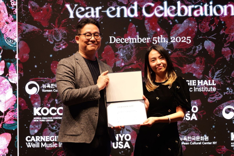 사진 1. 콘진원은 뉴욕한국문화원과 함께 12월 5일 미국 뉴욕코리아센터에서 ‘2025 K-크리에이터스 인 뉴욕’ 시상식을 개최했다. (왼쪽부터 콘진원 LA 비즈니스센터 이양환 센터장, K-Creators in NY 대상 수상자 인플루언사 시히 사브리나 박)