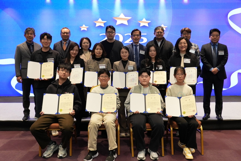 사진 1. 콘진원은 지난 12월 10일, 서울 코엑스에서 게임리터러시 사업의 성과 공유 및 거버넌스 강화를 위한 ‘2025 게임리터러시 네트워킹 데이’를 성황리에 개최했다. (첫째 줄 왼쪽부터 남곡초등학교 권서율, 김지우, 오승환, 최서연 학생, 둘째 줄 왼쪽부터 조하나 교사, 황지영 교사, 정은아 강사, 오은선 강사, 이현주 강사, 하미라 강사, 셋째 줄 왼쪽부터 경기교원총연합회 이상호 회장, 게임물관리위원회 서태건 위원장, 게임문화교육원 김현경 원장, 문화체육관광부 강규식 사무관, (재)게임문화재단 유병한 이사장, 콘진원 김남걸 본부장, (사)컴퓨팅교사협회 강성현 대표이사, 한국창의정보문화학회 이재호 회장)