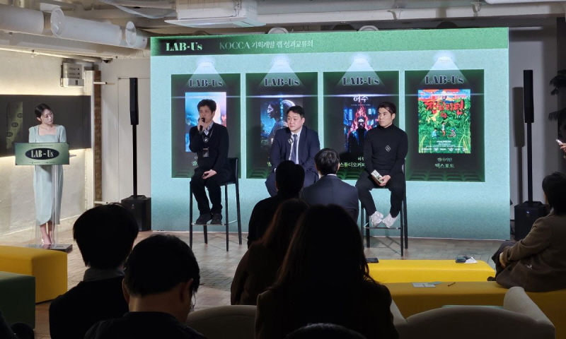 사진 1. 콘진원은 지난 11일 서울 한남동 케이브하우스에서 ‘2025 방송영상콘텐츠 기획개발 랩 성과교류회 래버스(LAB_Us 2025)’를 성공리에 개최했다. (왼쪽부터 ㈜엠비씨씨앤아이 이상욱 팀장, 스튜디오커피브레이크(주) 유성호 이사, ㈜백스포트 신윤수 대표)