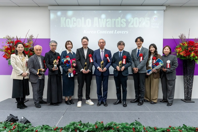 사진 1. 콘진원은 지난 12월 18일, 일본 ‘KOCCA CKL TOKYO’에서 일본 내 한국 콘텐츠 확산에 기여한 현지 기업을 대상으로 ‘코코로 어워드 2025’ 시상식을 개최했다.(왼쪽부터 주일한국문화원 박영혜 원장, 일반재단법인 디지털콘텐츠협회(DCAJ) 가토 기미타카 상무이사,TWIN 마쓰모토 쓰쿠루 디렉터, TBS TV 박유진 사원 및 와타나베 다쿠미 매니저,BS Nippon TV 가스야 다카유키 사장, TC Entertainment 가네바코 아키히로 이사,야마모토 다케히데 부장, 다케우치 사에 사원, 콘진원 이혜은 도쿄비즈니스센터장)