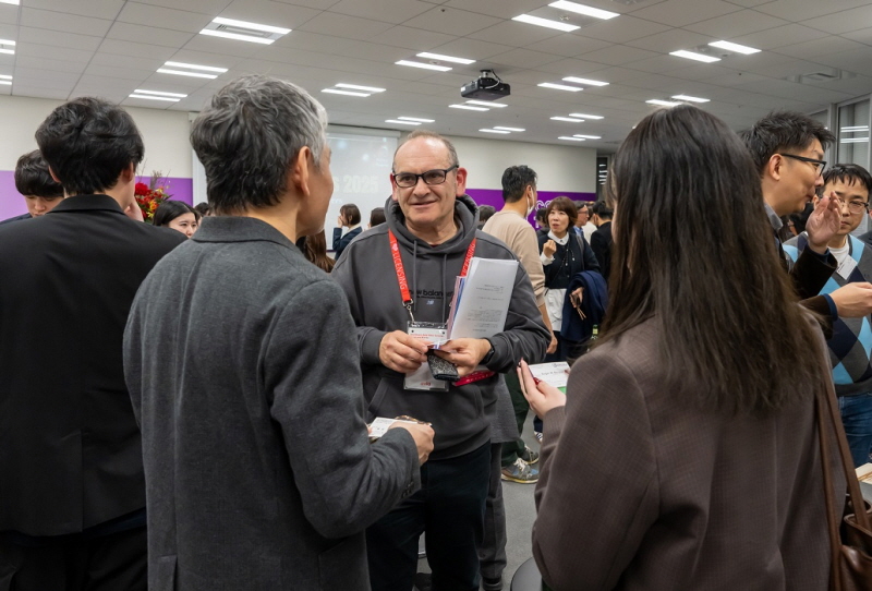 사진 2. ‘코코로 어워드 2025’ 시상식 종료 후 송년 교류회에서 한일 콘텐츠 관계자 간 비즈니스 네트워킹이 진행됐다.