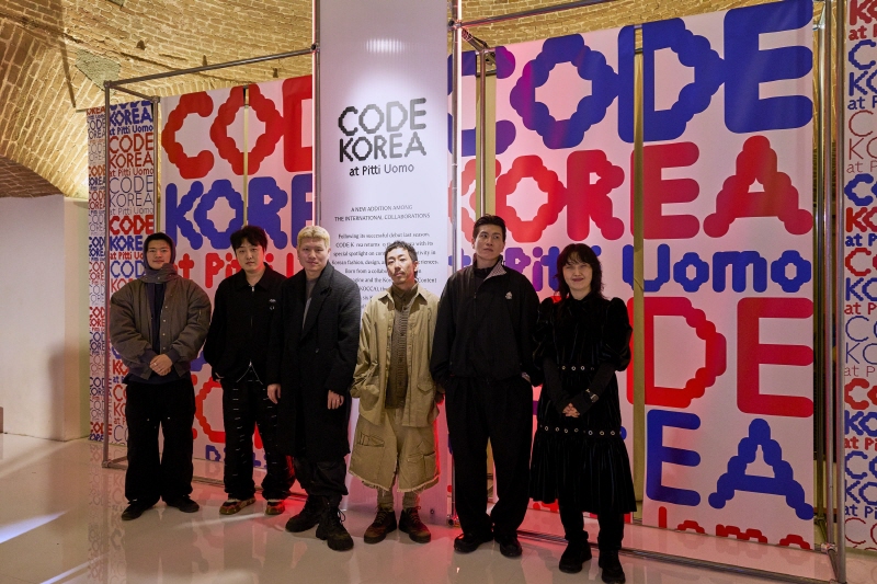 사진 1. 피티 우오보 109 ‘코드 코리아’ 현장 사진 (1)(왼쪽부터 EGNART 임채민 대표, 석운윤 윤석운대표, BLR 권봉석대표, AjobyAjo 김세형대표, 오디너리피플 장형철 대표, 비건타이거 양윤아대표)