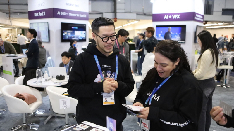 사진 2. 콘진원은 지난 1월 6일부터 9일까지 미국 라스베이거스에서 개최된 세계 최대 기술 박람회‘CES 2026’에서 코카(KOCCA) 공동관을 성공적으로 운영하며, K-콘텐츠 기술의 글로벌 경쟁력을 입증하고 실질적인 사업 성과를 확보했다.