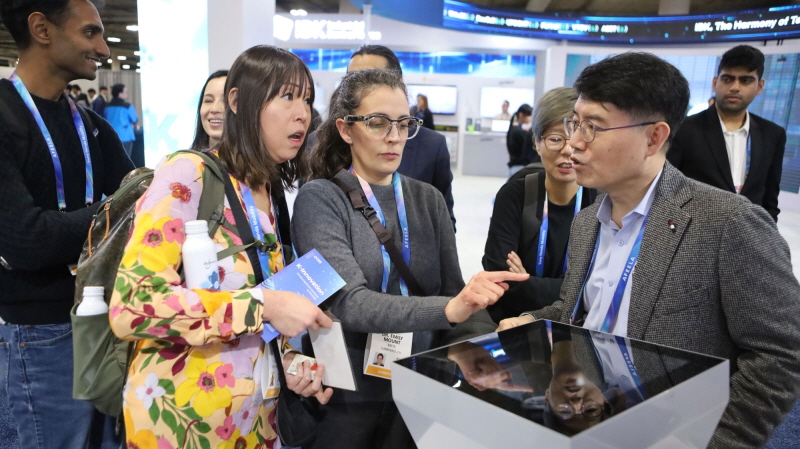 사진 3. 콘진원은 지난 1월 6일부터 9일까지 미국 라스베이거스에서 개최된 세계 최대 기술 박람회‘CES 2026’에서 코카(KOCCA) 공동관을 성공적으로 운영하며, K-콘텐츠 기술의 글로벌 경쟁력을 입증하고 실질적인 사업 성과를 확보했다.