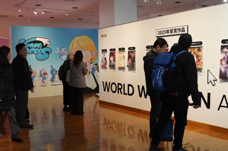 사진 1. 콘진원은 주일한국문화원과 함께 지난 1월 30일부터 일본 도쿄 주일한국문화원 ‘갤러리 MI’에서 ‘세로로 읽는 이야기: 2026 K-웹툰 전시(縦に読む物語 : K-WEBTOON展)’를 개막했다.