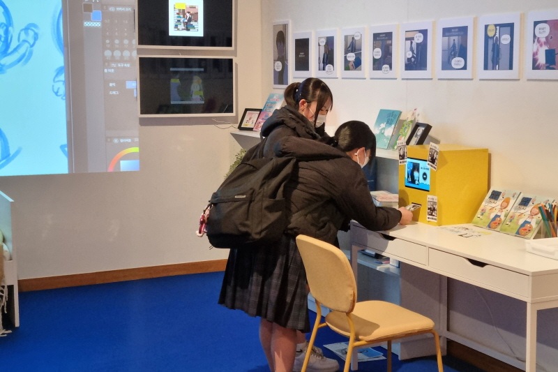 사진 2. 콘진원은 주일한국문화원과 함께 지난 1월 30일부터 일본 도쿄 주일한국문화원 ‘갤러리 MI’에서 ‘세로로 읽는 이야기: 2026 K-웹툰 전시(縦に読む物語 : K-WEBTOON展)’를 개막했다.