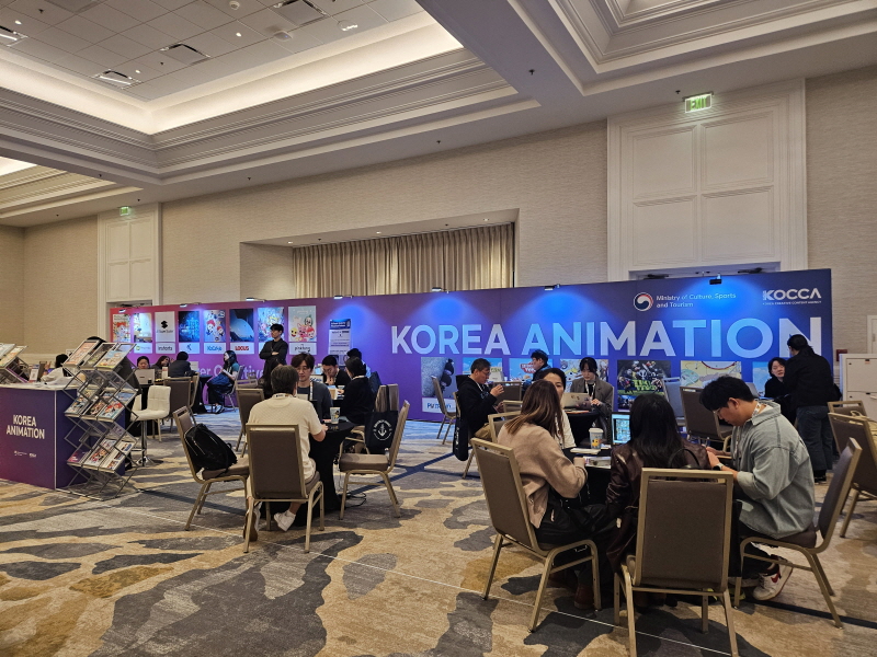 사진 1. 지난 2월 22일~25일 나흘간 미국 샌디에이고에서 열린 ‘키즈스크린 서밋 2026’ 한국공동관에 참여한 애니메이션 기업들이 비즈니스 상담을 하고 있다.