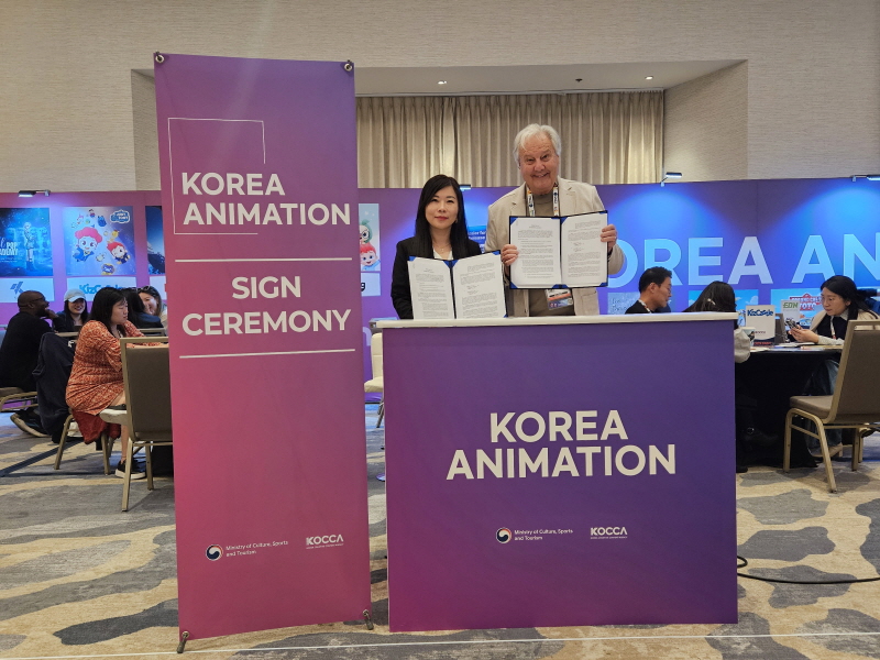 사진 2. ‘키즈스크린 서밋 2026’ 한국공동관에 참여한 알리몰리스튜디오는 미국 카빌리온(Kabillion)과 <아스트로스테이션(Astrostation)> 배급계약을 체결했다.(왼쪽부터 알리몰리스튜디오 김은휘 이사, 미국 카빌리온(Kabillion) 마이크 영 대표)