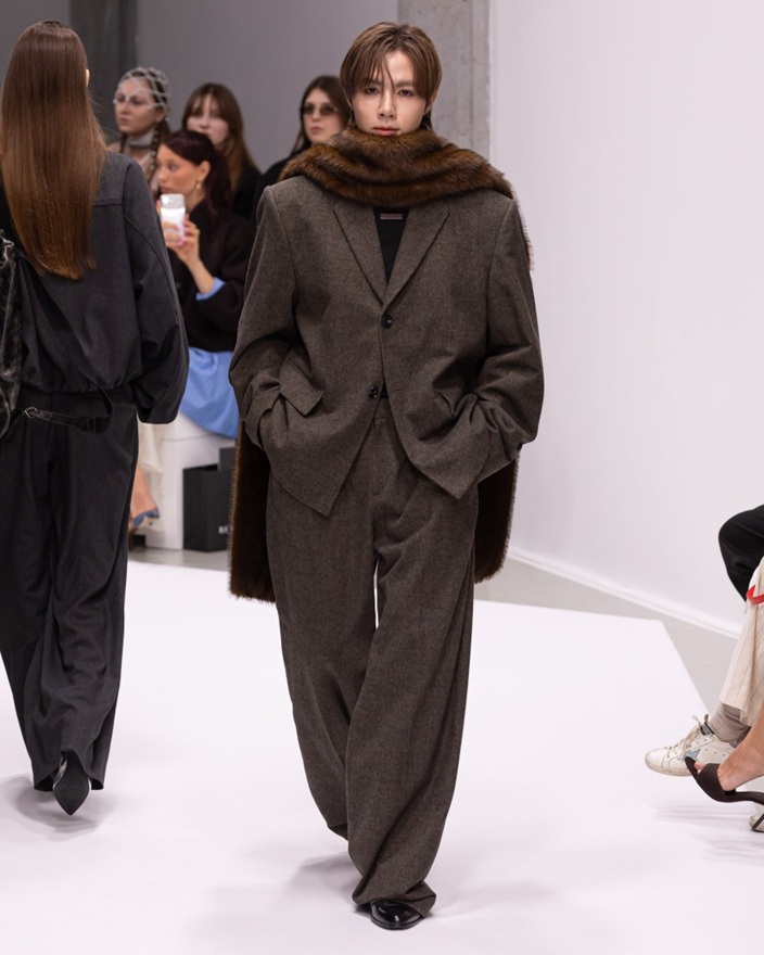 사진 2. 콘진원은 지난 3월 2일과 3일 프랑스 파리 팔레 드 도쿄에서 '컨셉코리아 2026 F/W' 를 성황리에 개최했다. (컨셉코리아 2026 F/W ‘리이’ 런웨이, 태국 배우 지프룩(Zee Pruk))