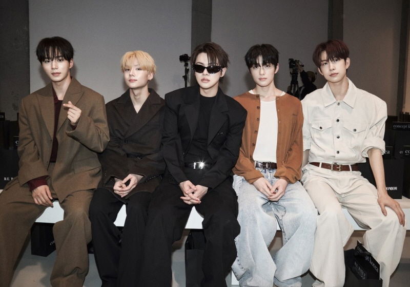 사진 9. 알파드라이브원이 ‘컨셉코리아 2026 F/W’ 앰버서더로서 양일간 현장을 찾아 쇼의 관심도를 높였다. (왼쪽부터 알파드라이브원 준서, 상원, 리오, 상현, 건우)