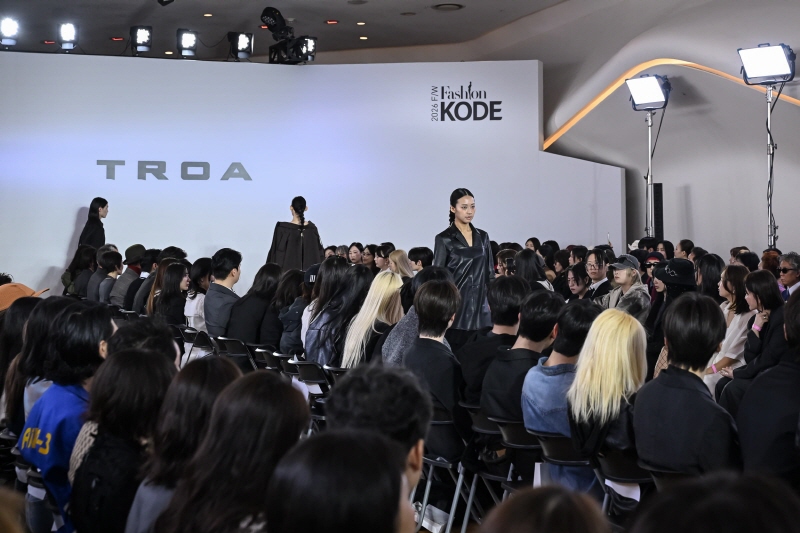 사진 3. 콘진원은 지난 3월 25일부터 27일까지 동대문디자인플라자(DDP)에서 '패션코드 2026 F/W'를 개최했다. (트로아가 패션쇼에서 착장을 선보이고 있다)