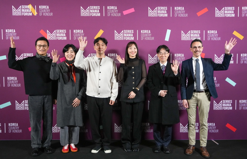 사진6. 시리즈 마니아 2026 주빈국 특별 세션 현장(왼쪽부터 유현석 콘진원 원장직무대행, 권미경 스튜디오N 대표, 이동건 웹툰 작가, 이혜영 스튜디오드래곤 CP, 신석홍 주프랑스한국대사관 공사참사관, 프란체스코 카푸로 시리즈 마니아 포럼 총괄 디렉터)