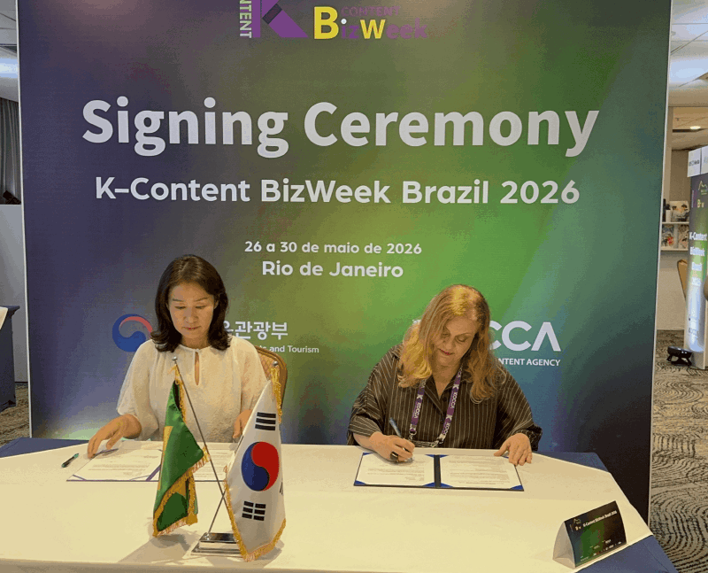 사진 3. 5월 26일부터 30일까지 브라질 리우에서 열린 ‘2026 브라질 K-콘텐츠 비즈위크’에 참가한 MBC America는 브라질 Box Brazil Media Group과 콘텐츠 판매 계약을 위한 MOU를 체결했다.(MBC America 이모현 대표(왼쪽), 브라질 Box Media Group 클라우지아 라이선싱 총괄)