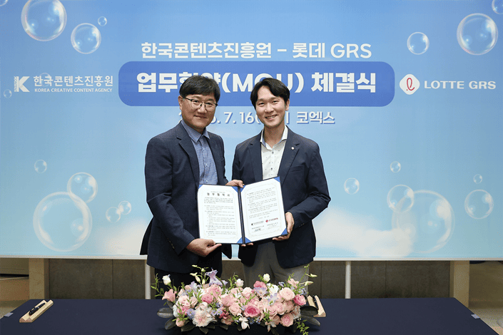 사진 3. 한국콘텐츠진흥원-롯데GRS IP 라이선싱 산업 동반성장을 위한 업무협약 체결 (왼쪽부터 한국콘텐츠진흥원 콘텐츠IP진흥본부 이도형 본부장, 롯데GRS 이혁중 부문장)