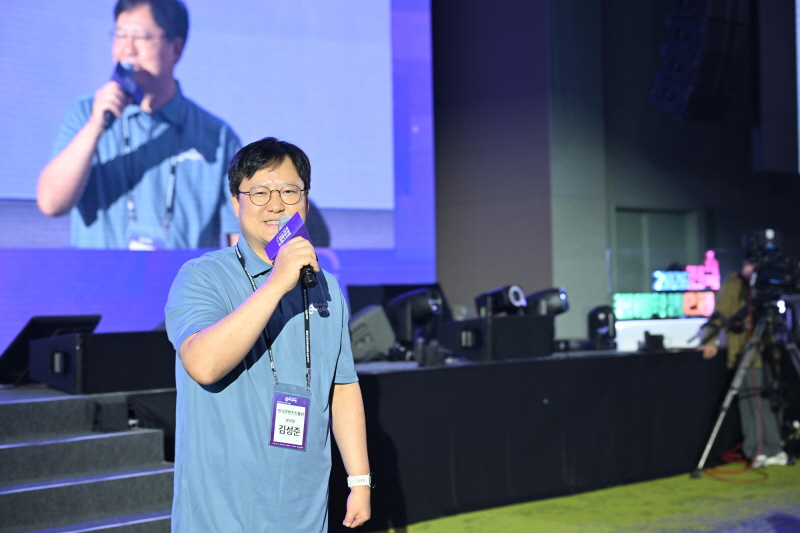 사진 3. &lsquo;2026 전국 장애학생 e페스티벌&rsquo; 개회식에서 한국콘텐츠진흥원 게임신기술본부 김성준 본부장이 학생들에게 환영인사를 하고 있다.