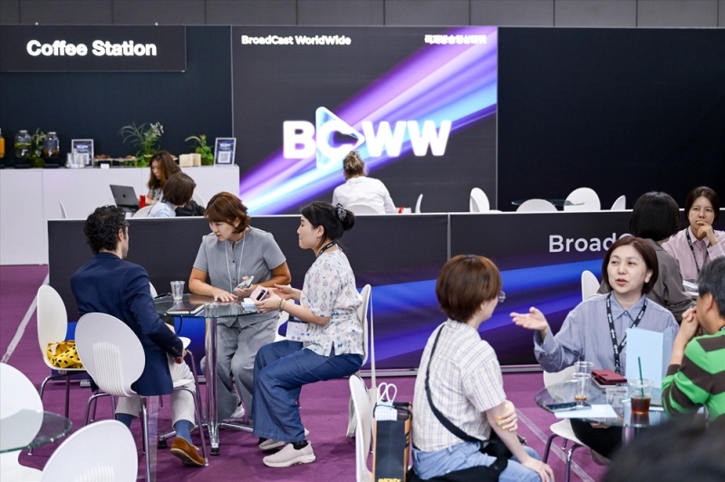 사진 2. 9월 14일부터 9월 16일까지 서울 코엑스에서 개최한 ‘2026 국제방송영상마켓(BCWW)’에 참여한 기업들이 비즈니스 상담을 하고 있다.